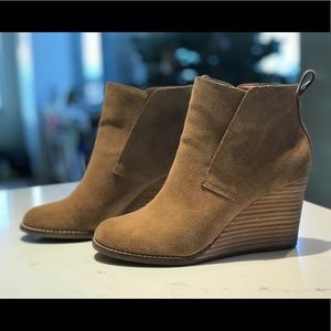 Lucky Brand Women’s Suede Tan Wedge (size 6.5)